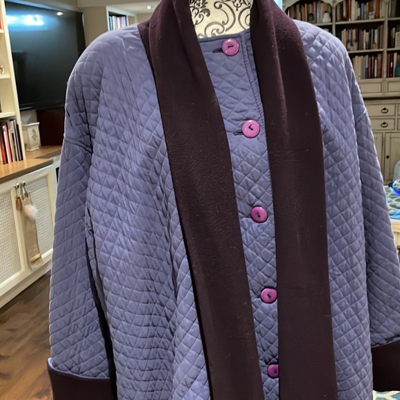 Vintage Holt Renfrew quilted violet and purple coat. - Picture 2 of 7